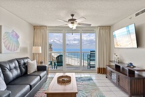 Living area - Stunning Gulf Views, Multiple pools, Perfect blend of relaxation and convenience (Destin)