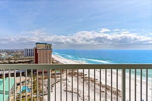Property grounds - Stunning Gulf Views, Multiple pools, Perfect blend of relaxation and convenience (Destin)