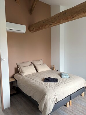 Unclassified image, 3 of 9, button - Room in the heart of the village (Vaux-en-Beaujolais)