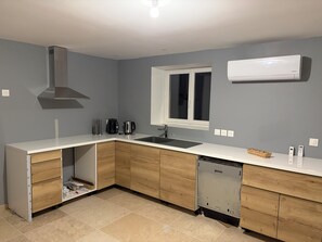 Unclassified image, 2 of 9, button - Room in the heart of the village (Vaux-en-Beaujolais)