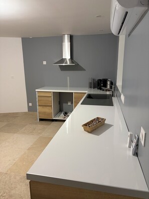 Unclassified image, 5 of 9, button - Room in the heart of the village (Vaux-en-Beaujolais)