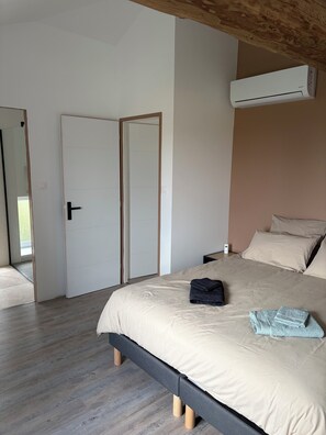 Unclassified image, 4 of 9, button - Room in the heart of the village (Vaux-en-Beaujolais)