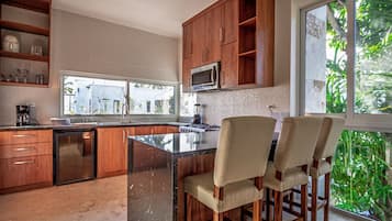 Vila Mewah, pemandangan samudra | Dapur pribadi | Lemari es besar, microwave, oven, dan kompor