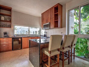 Villa luxueuse, vue sur l’océan | Cuisine privée | Réfrigérateur grande capacité avec congélateur, four à micro-ondes