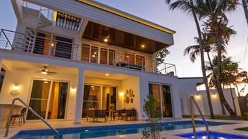 Luksusvilla, havutsikt | Basseng | Utendørsbasseng