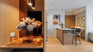 A modern kitchen with a central island, wooden flooring, and a dining area with chairs. - Skyline Suite Southbank. Spectacular Views, Heated Pool, Gym, Sauna + (Southbank)