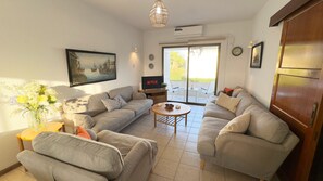 TV - Cozy 2-bedroom apartment walking dinstance to beach (Larnaka)