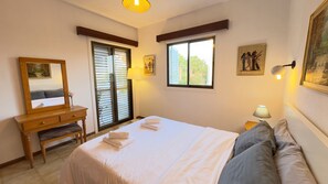 2 bedrooms, iron/ironing board, Internet, bed sheets - Cozy 2-bedroom apartment walking dinstance to beach (Larnaka)