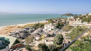 A coastal town with a marina, buildings, and a beach. - Gastronomy | Swimming pool | Beachfront #CAJU04 (Florianópolis)
