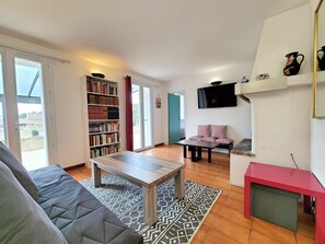 TV, fireplace