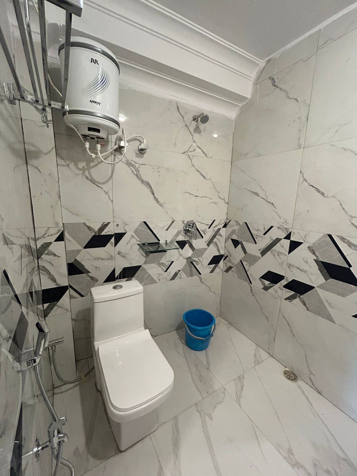 Deluxe Room, Lake View | Bathroom | Shower, towels, soap, shampoo