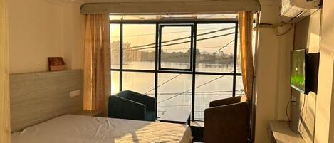 Habitación Deluxe, vista al lago | Escritorio, espacio para trabajar con laptop y wifi gratis