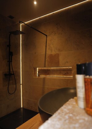 Unclassified image, 3 of 22, button - Le Petit Provençal (Sénas)