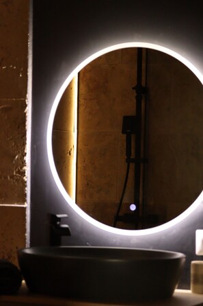 Unclassified image, 4 of 22, button - Le Petit Provençal (Sénas)