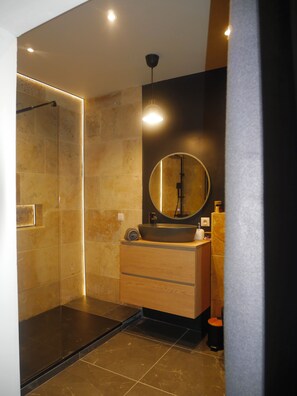 Unclassified image, 2 of 22, button - Le Petit Provençal (Sénas)