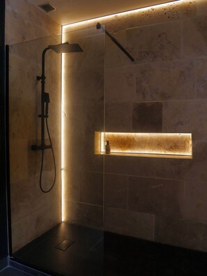 Douche, serviettes fournies, savon, papier toilette