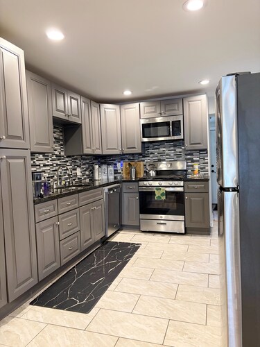 Amazing 2bedroom Townhome with Free Strt Prkng the University section of Philly!