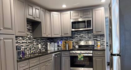 Amazing 2bedroom Townhome with Free Strt Prkng the University section of Philly!