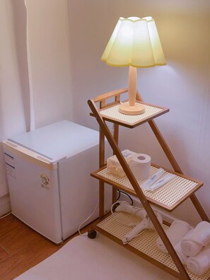 Eenvoudige tweepersoonskamer, 1 queensize bed, niet-roken, uitzicht op de stad | Interieur