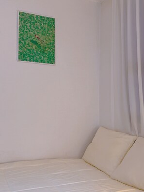 Eenvoudige tweepersoonskamer, 1 queensize bed, niet-roken, uitzicht op de stad | Een bureau, gratis wifi