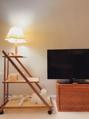 Basic Double Room, 1 Queen Bed, Non Smoking, City View | Interior