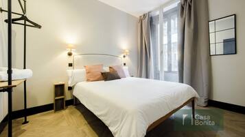 Appartamento, 2 camere da letto, balcone, vista città | Tende oscuranti, ferro/asse da stiro, Wi-Fi gratuito