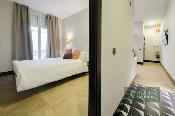 Superior Apartment, 4 Bedrooms, Balcony | Langsir/tirai gelap terus, seterika/papan seterika, Wi-fi percuma