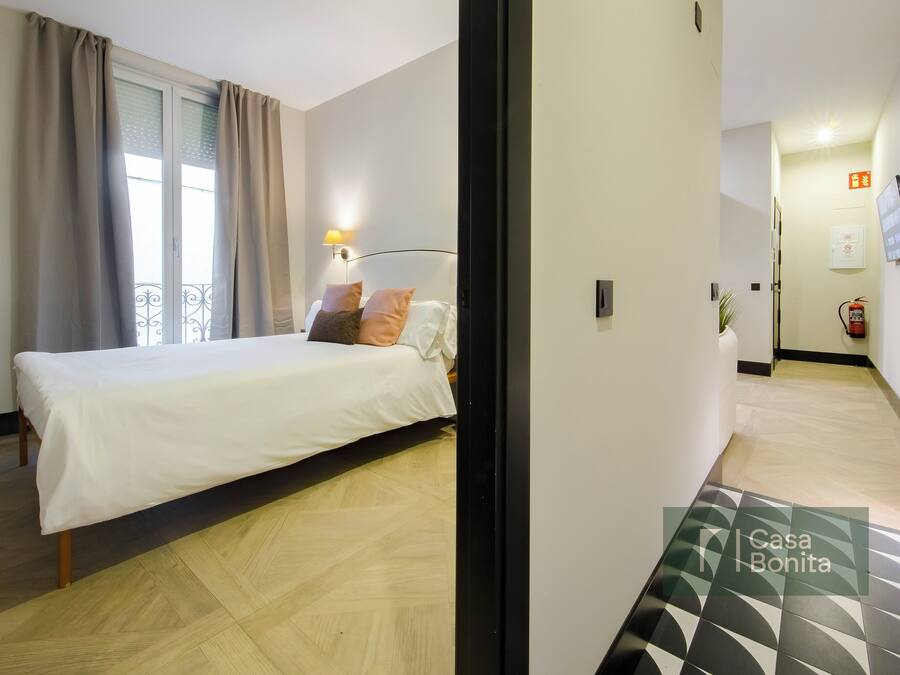 Apartamento superior, 4 quartos, sacada | Cortinas blackout, ferros/tábuas de passar roupa, Wi-Fi de cortesia