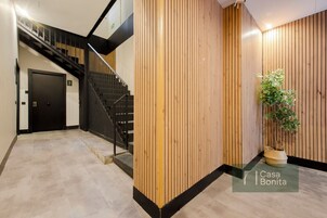 Ein modernes Interieur mit einer Holzwand, einer Treppe und einem Blumentopf.