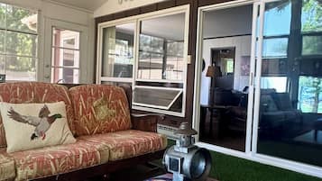 A cozy living room with a sofa, a bench, and a decorative lamp.