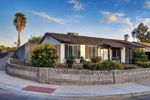 Exterior - Scottsdalestays 6BR/4BA-14 Beds, Pool & Spa, Cabana-Best Dine, Golf & Event Area (Phoenix)