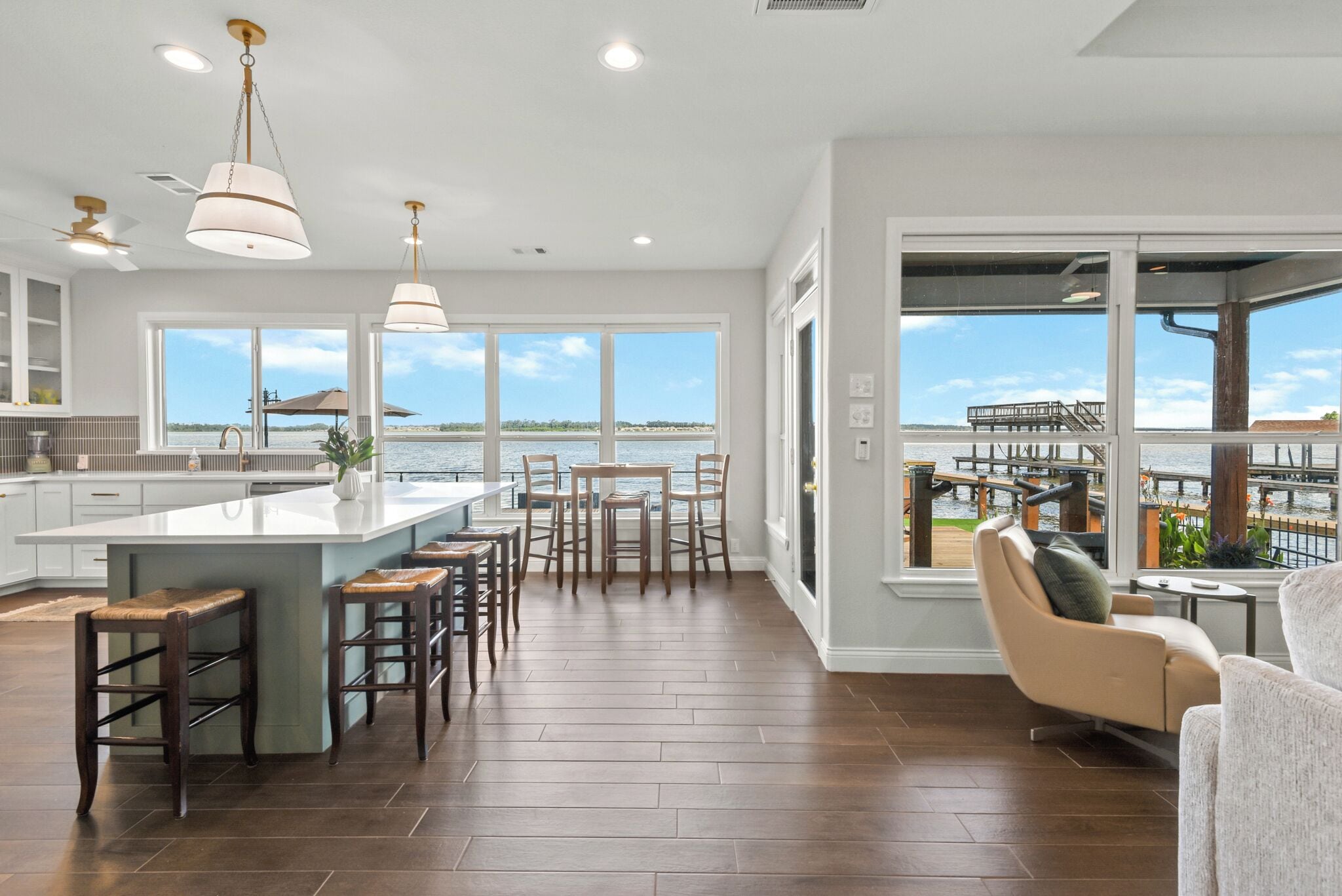 Lakefront Getaway W/ Hot Tub, Kayaks & Spacious Deck - Crosby, TX