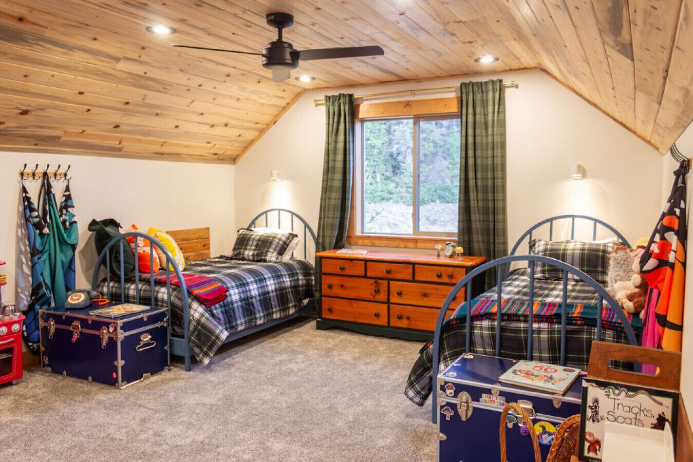 2 bedrooms, desk, WiFi, bed sheets