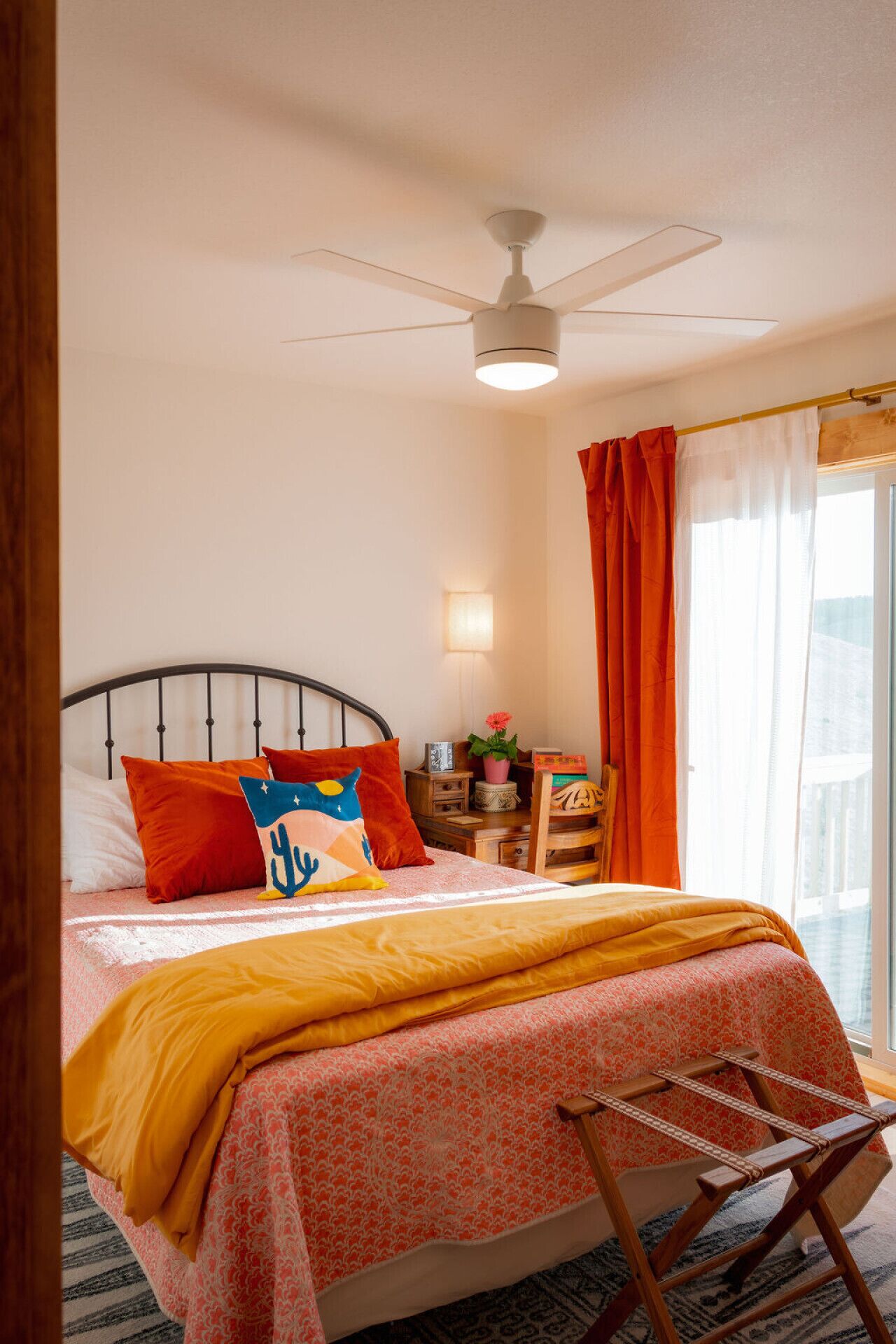 2 bedrooms, desk, WiFi, bed sheets