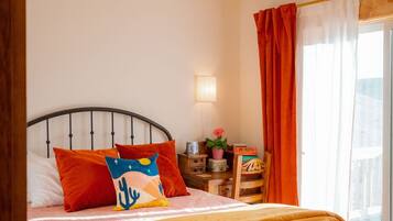 2 bedrooms, desk, WiFi, bed sheets