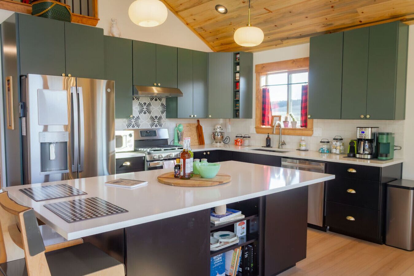 Jääkaappi, mikroaaltouuni, uuni, liesi