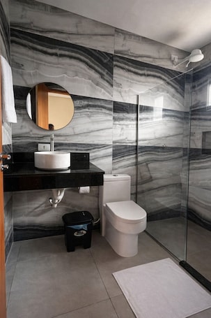 Classic Triple Room | Bathroom | Shower, free toiletries, towels, soap. Pousada Iraquara