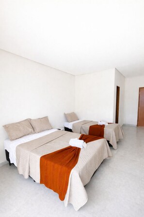 Chambre triple classique | Bureau, espace de travail pour ordinateurs portables