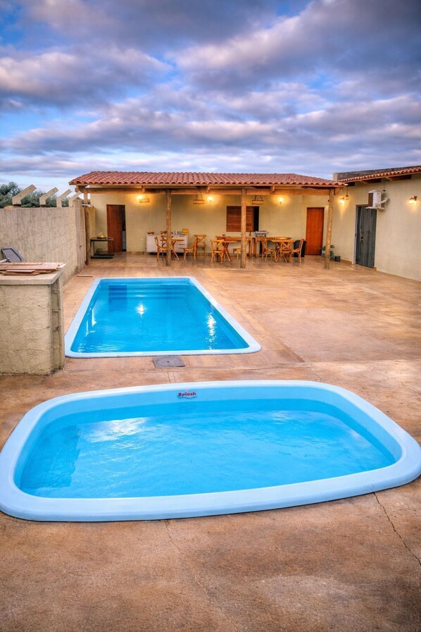 2 piscines extérieures