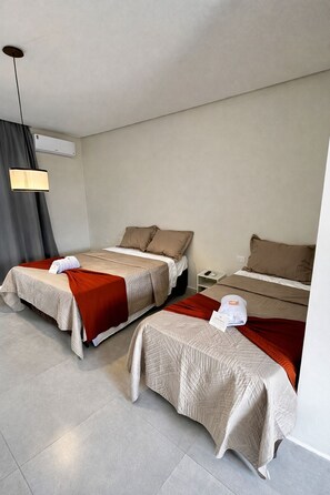 Chambre triple classique | Bureau, espace de travail pour ordinateurs portables