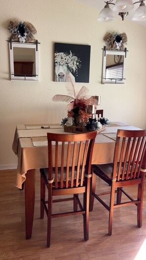 Dining - Vibrant 3-Bedroom Escape in Lovely Winter Haven Featuring Refreshing A/C (Winter Haven)