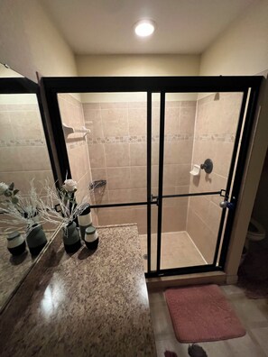 Shower, towels, toilet paper - Vibrant 3-Bedroom Escape in Lovely Winter Haven Featuring Refreshing A/C (Winter Haven)