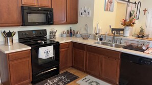 Private kitchen - Vibrant 3-Bedroom Escape in Lovely Winter Haven Featuring Refreshing A/C (Winter Haven)