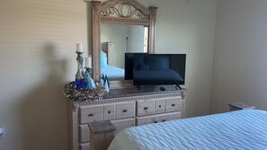 Iron/ironing board, WiFi, bed sheets - Vibrant 3-Bedroom Escape in Lovely Winter Haven Featuring Refreshing A/C (Winter Haven)