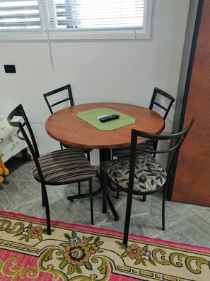 Studio, 1 chambre, vue jardin | Restauration