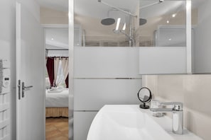 Hair dryer, towels - Magnificent Villa, Terrace, Swimming Spa, Garden. (Nice)