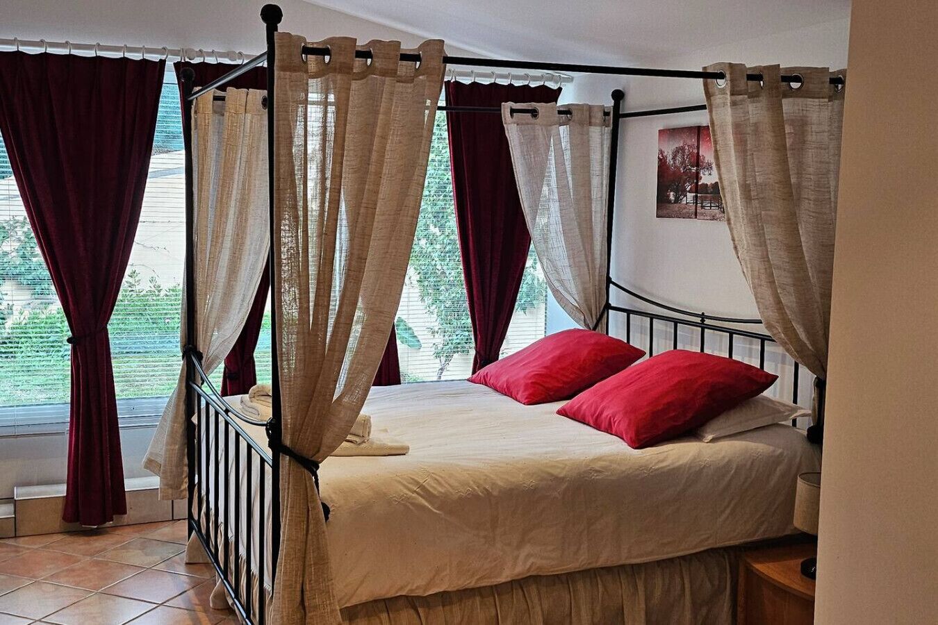 Tabla de planchar con plancha, cuna de viaje, wifi y ropa de cama