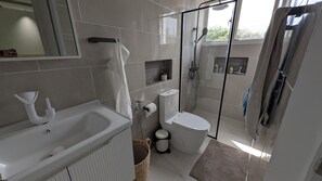 Sèche-cheveux, serviettes fournies, savon, papier toilette