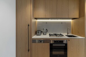 Kühlschrank, Mikrowelle, Herdplatte, Geschirrspüler