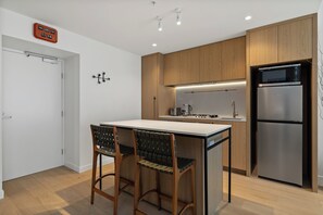 Fridge, microwave, stovetop, dishwasher - Luxury 1BR | Skyline Views & Amenities (Southbank)